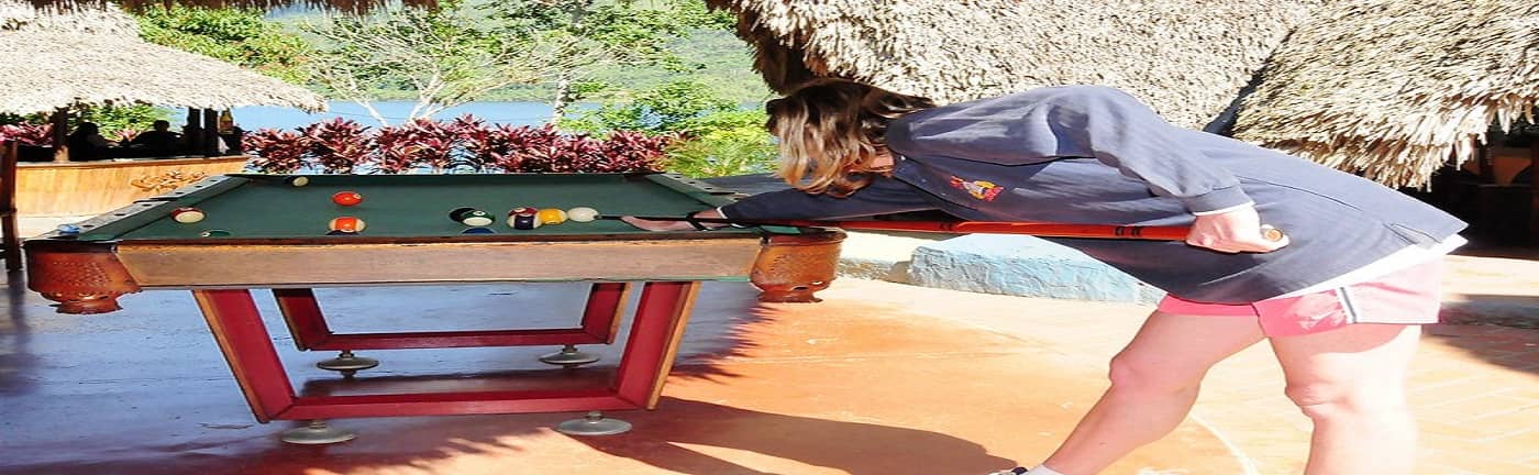 Mujer jugando billar